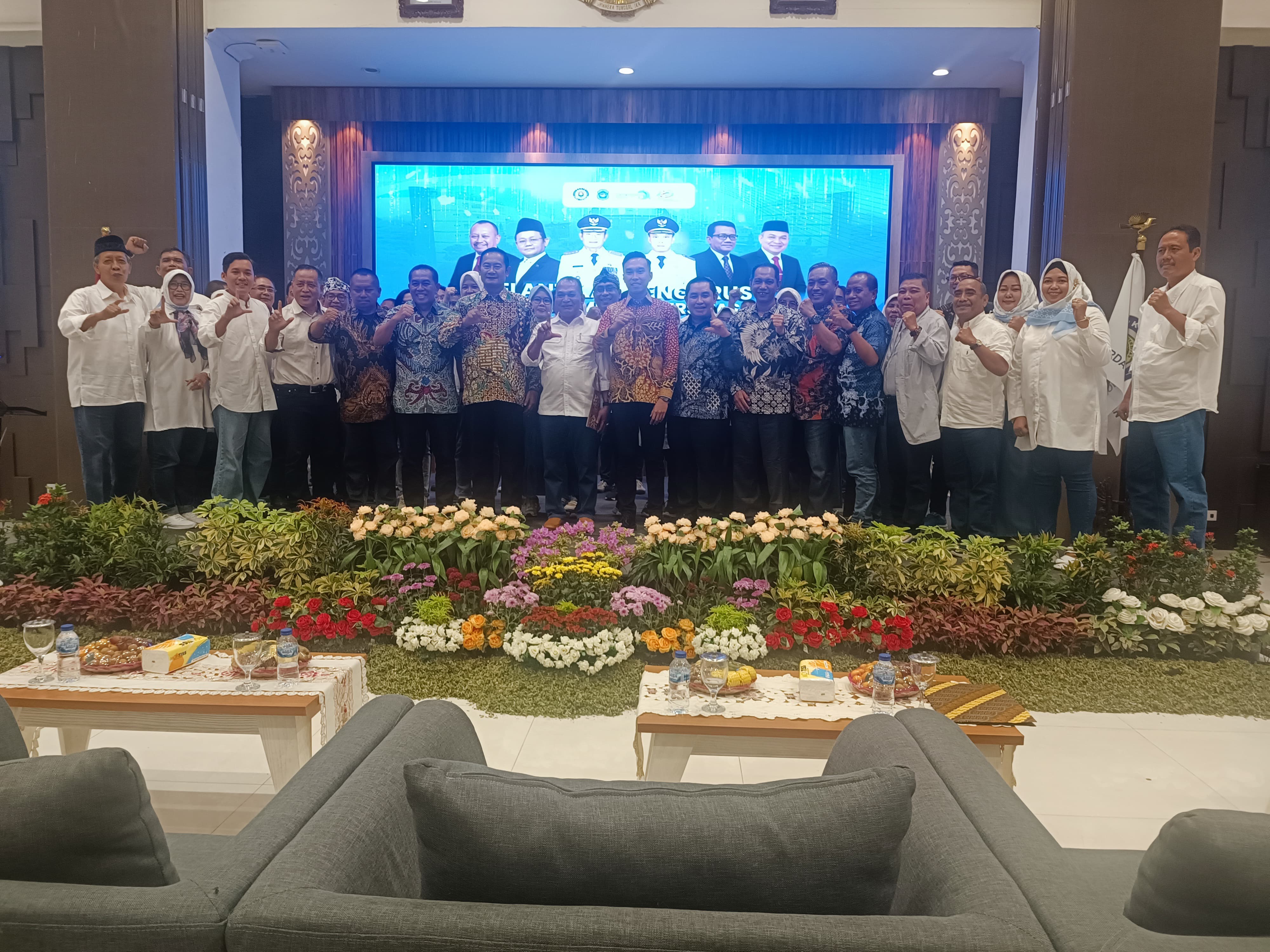 Pengurus Kauje Korda Lamongan periode 2025-2030 berfoto bersama Bupati Lamongan, Yuhronur Efendi dan Wakil Bupati Lamongan, Dirham Akbar Aksara, di Aula Gajah Mada, Sabtu (3/5)