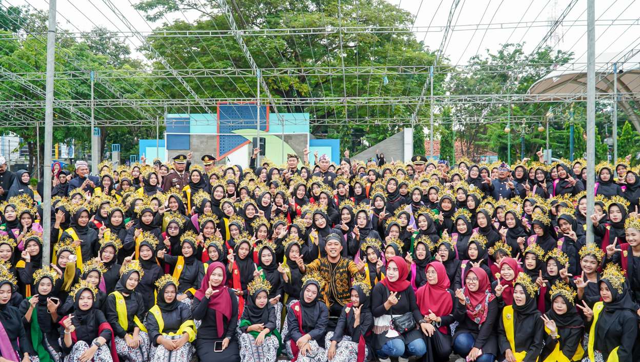 BERSEMANGAT: Para penari kolosal berfoto bersama Bupati Yes di sela peringatan Hardiknas di Alun - Alun Lamongan. (HUMAS PEMKAB LAMONGAN/RDR.LMG)