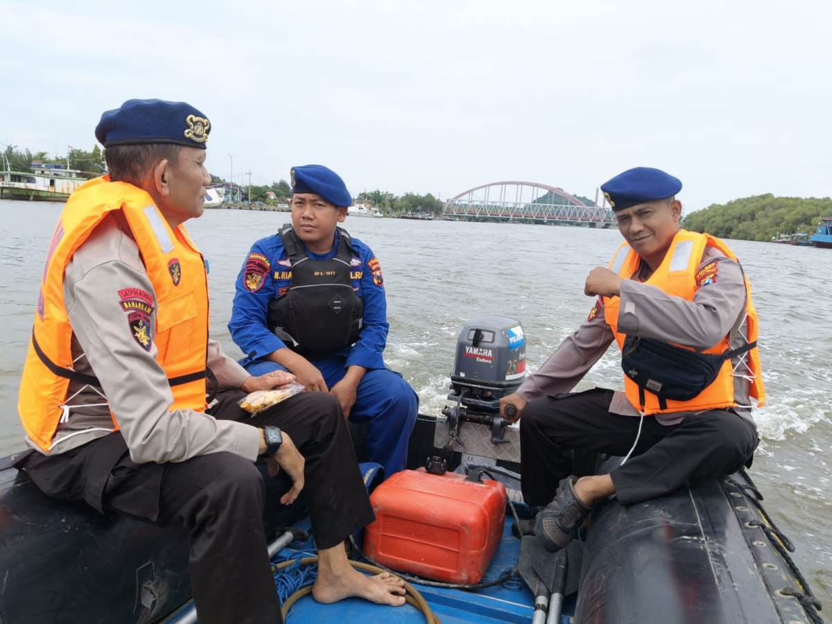 LAKUKAN PENCARIAN: Satpol Airud Polres Lamongan menyisir laut pantura Lamongan untuk melakukan pencarian seorang ABK yang tercebur. (IST/RDR.LMG)