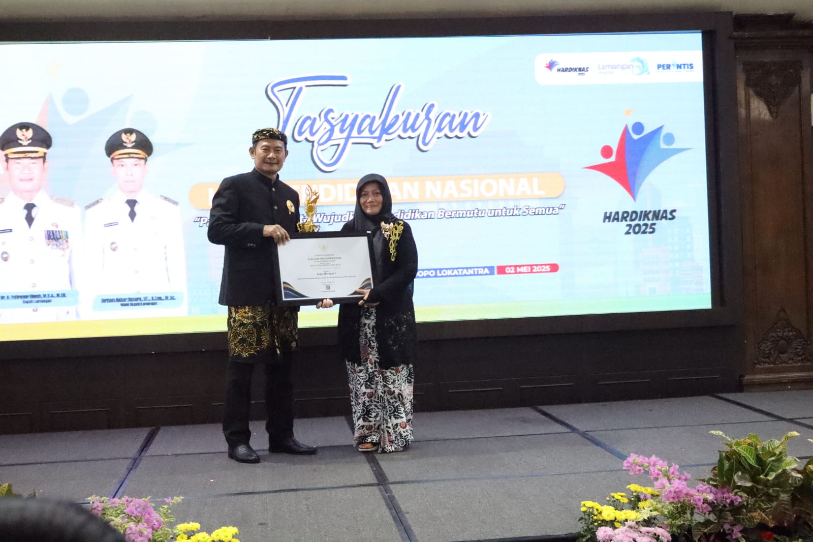 Penyerahan penghargaan juara harapan 2 kepala sekolah berprestasi dan inovatif oleh Bupati Yes kepada Kepala SMPN 1 Lamongan.