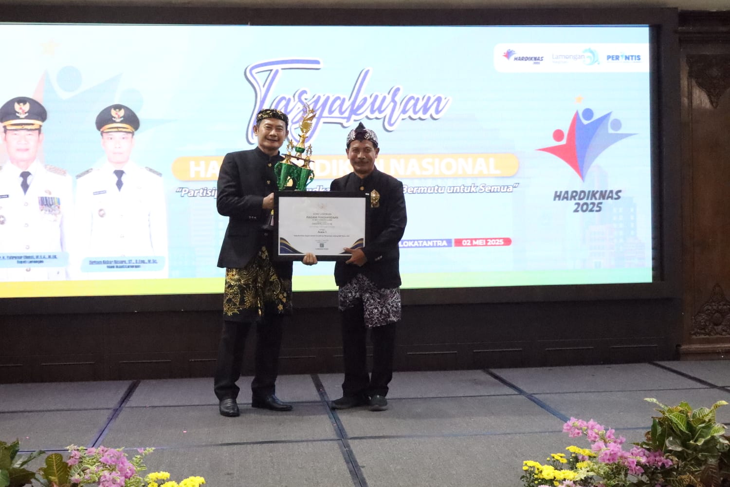 Penyerahan penghargaan juara 3 kepala sekolah berprestasi dan inovatif oleh Bupati Yes, M.Ek kepada Safiudin S.Pd., M.Pd.