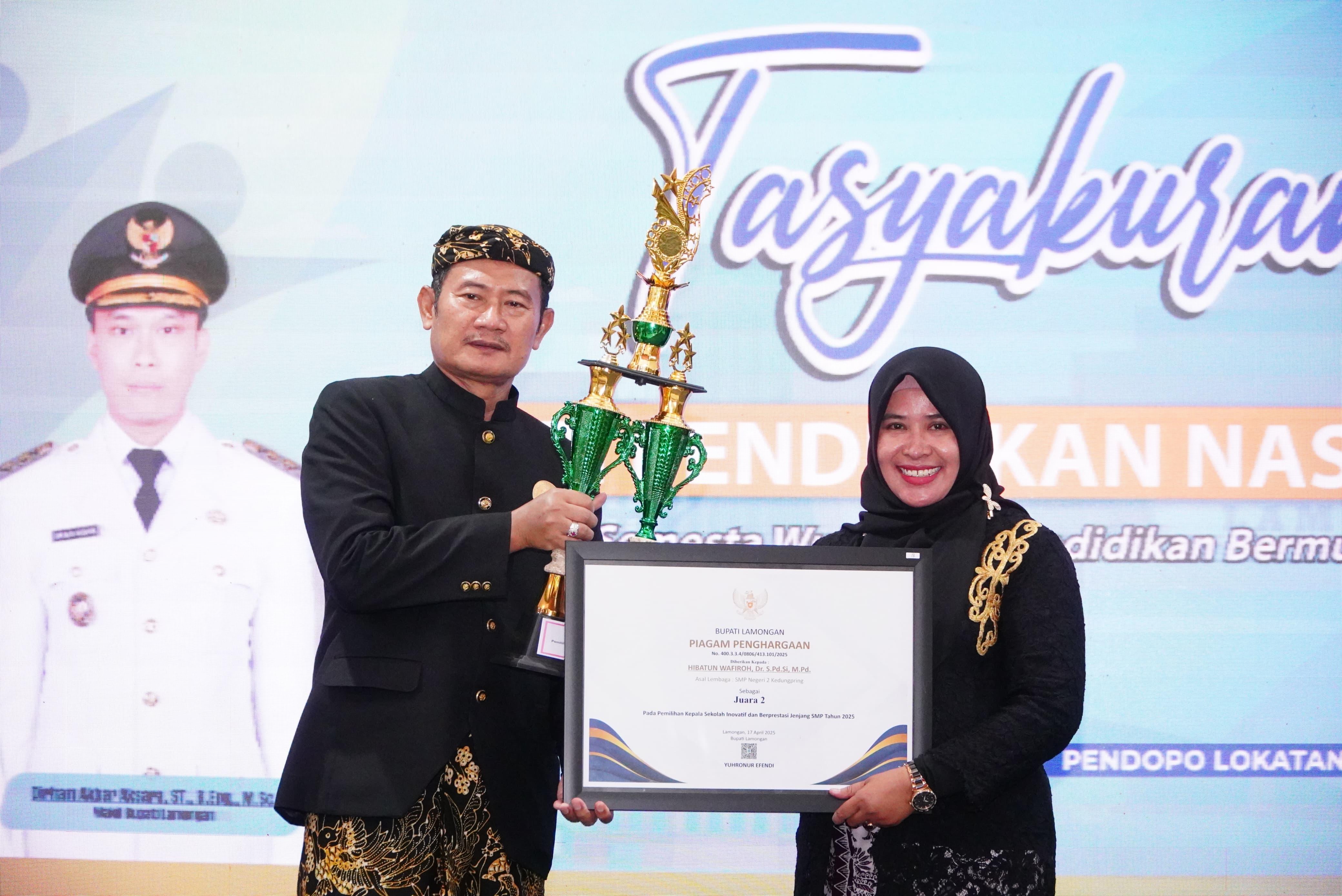 Penyerahan penghargaan juara 2 kepala sekolah berprestasi dan inovatif oleh Bupati Lamongan, Dr. H Yuhronur Efendi, MBA, M. Ek kepada Dr. Hj. Hibatun Wafiroh, S.Pd.Si.,M.Pd.