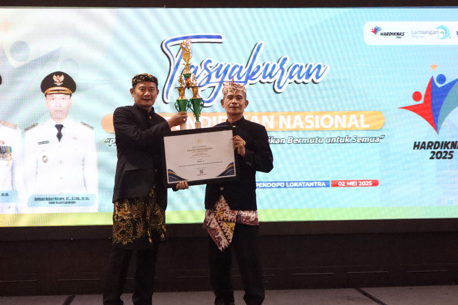 Bupati Lamongan, Dr. H. Yuhronur Efendi, MBA, M.Ek menyerahkan penghargaan juara satu kepala sekolah inovatif dan berprestasi jenjang SMP/MTs 2025 kepada Kepala SMPN 2 Lamongan, Sujarno, S.Pd, M.Pd