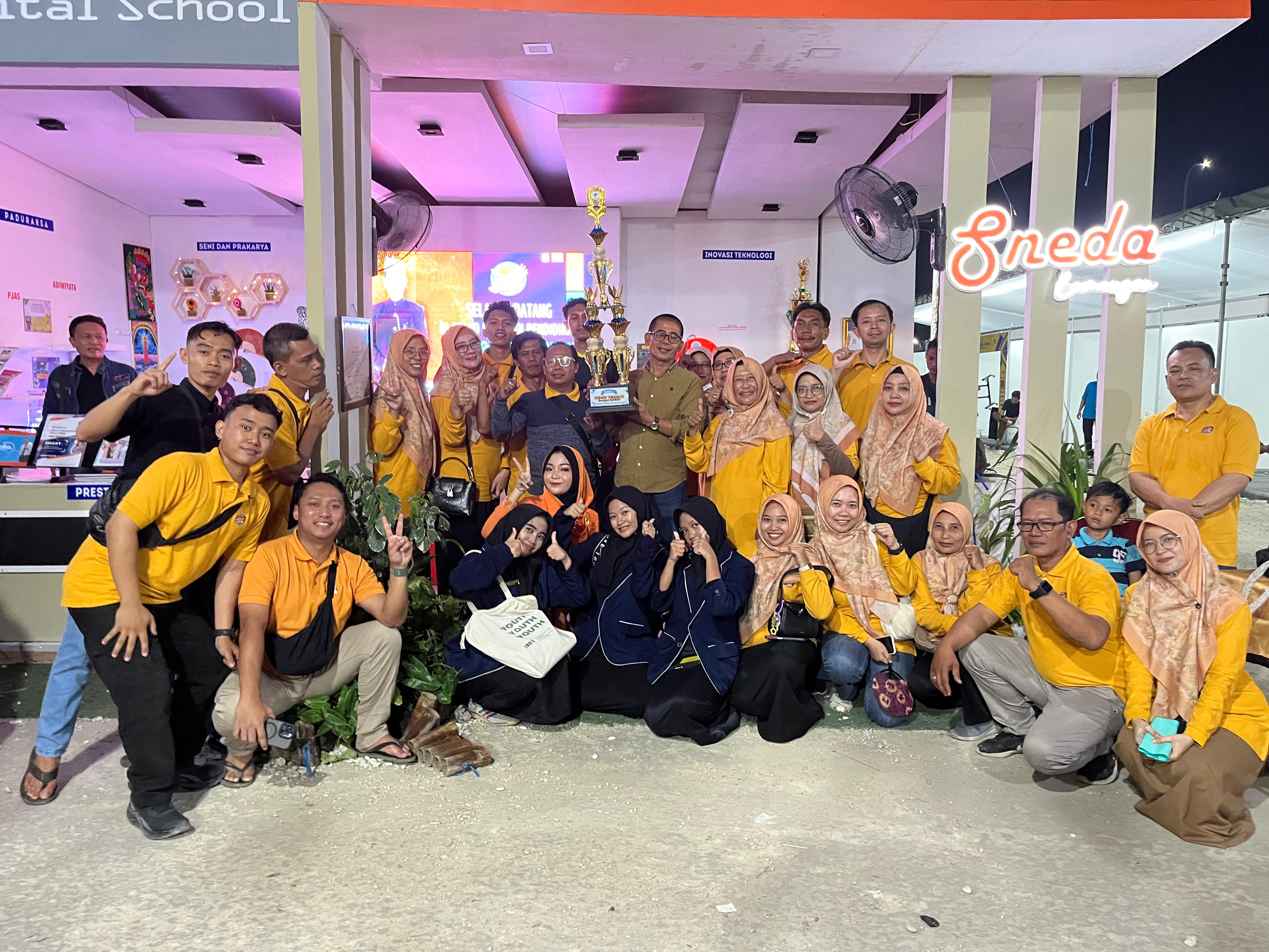 SOLID: Kepala SMPN 2 Lamongan Sujarno, S.Pd, M.Pd foto bersama guru pengajar atas diterimanya penghargaan juara satu stand terbaik kategori SMP/MTs Pameran Pendidikan 2025.