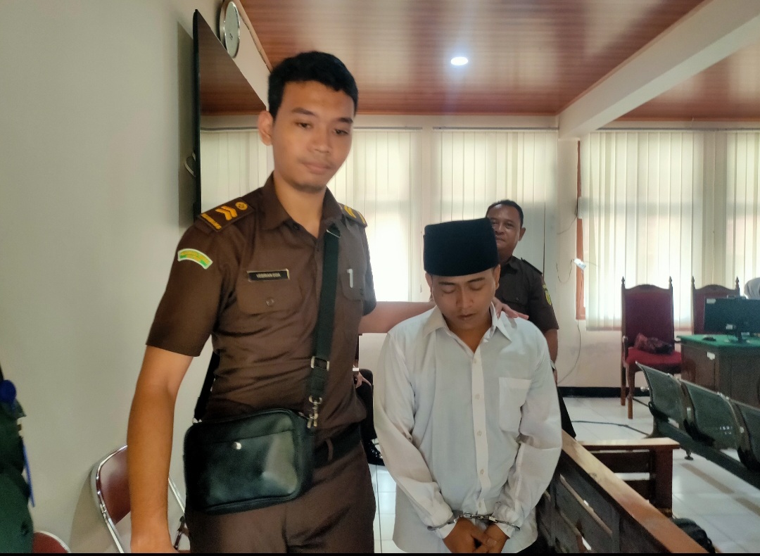 Terdakwa pengedar pil dobel L asal Gresik, Moch. Abdillah Asrofinnas menjalani sidang offline di PN Lamongan.