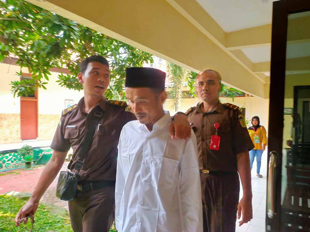 GARA-GARA MENGANIAYA PACAR: Terdakwa kasus penganiayaan terhadap kekasihnya dikawal petugas. (IST/RDR.LMG)