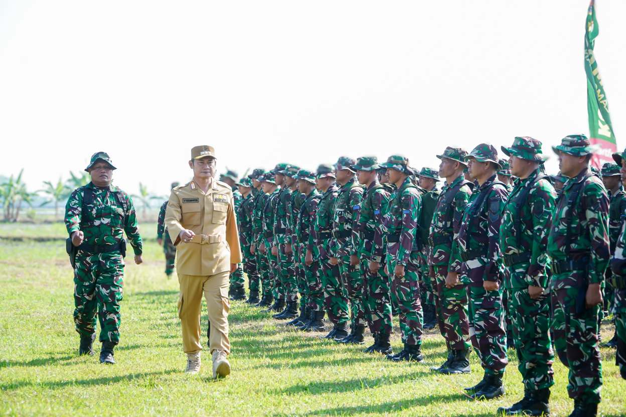 PEMBANGUNAN MERATA: Bupati Yes membuka TMMD ke-124, gaungkan semangat gotong-royong untuk pembangunan yang merata. (HUMAS PEMKAB LAMONGAN/RDR.LMG)