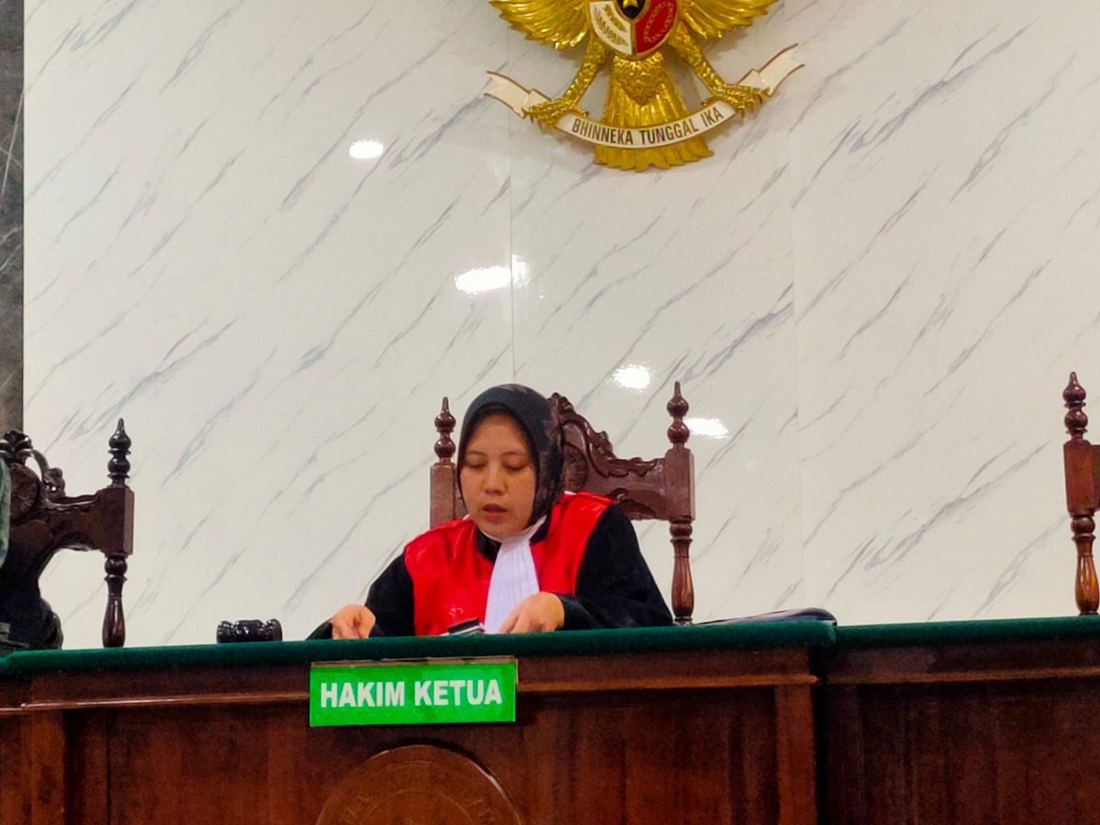 BERLANJUT: Hakim Tunggal, Satriany Alwi saat membacakan putusan praperadilan yang diajukan oleh eks Kepala Disnakkawan Lamongan, M. Wahyudi.