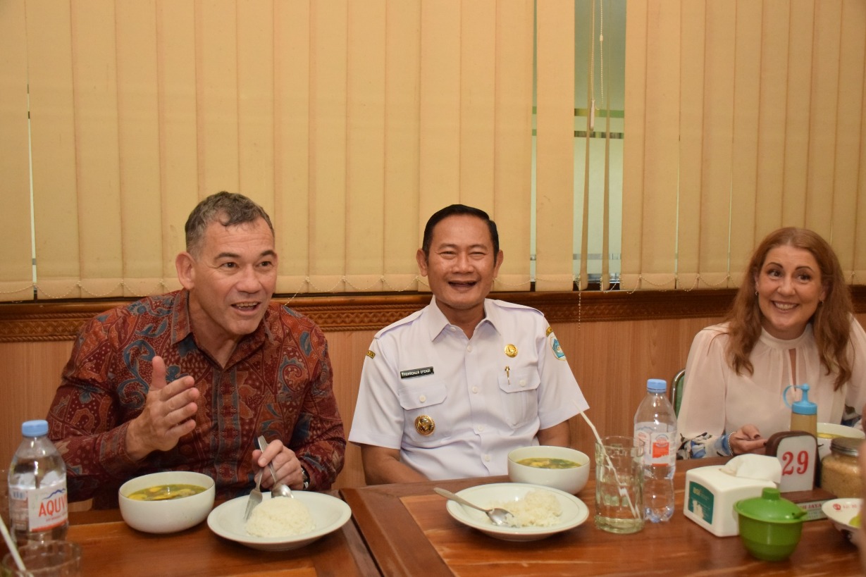 NIKMATI SOTO LAMONGAN DI LAMONGAN: Bupati Lamongan Yuhronur Efendi mengajak Konsul Jenderal Australia di Surabaya, Glen Askew, menikmati soto Lamongan.  (IST/RDR.LMG)