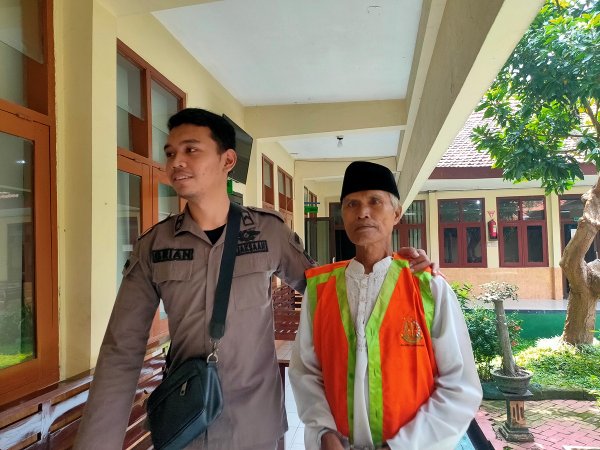 DIVONIS DUA TAHUN: Sayit, terdakwa kasus pencurian penahan rel di Pengadilan Negeri Lamongan kemarin. (ASIP ALAFI/RDR.LMG)