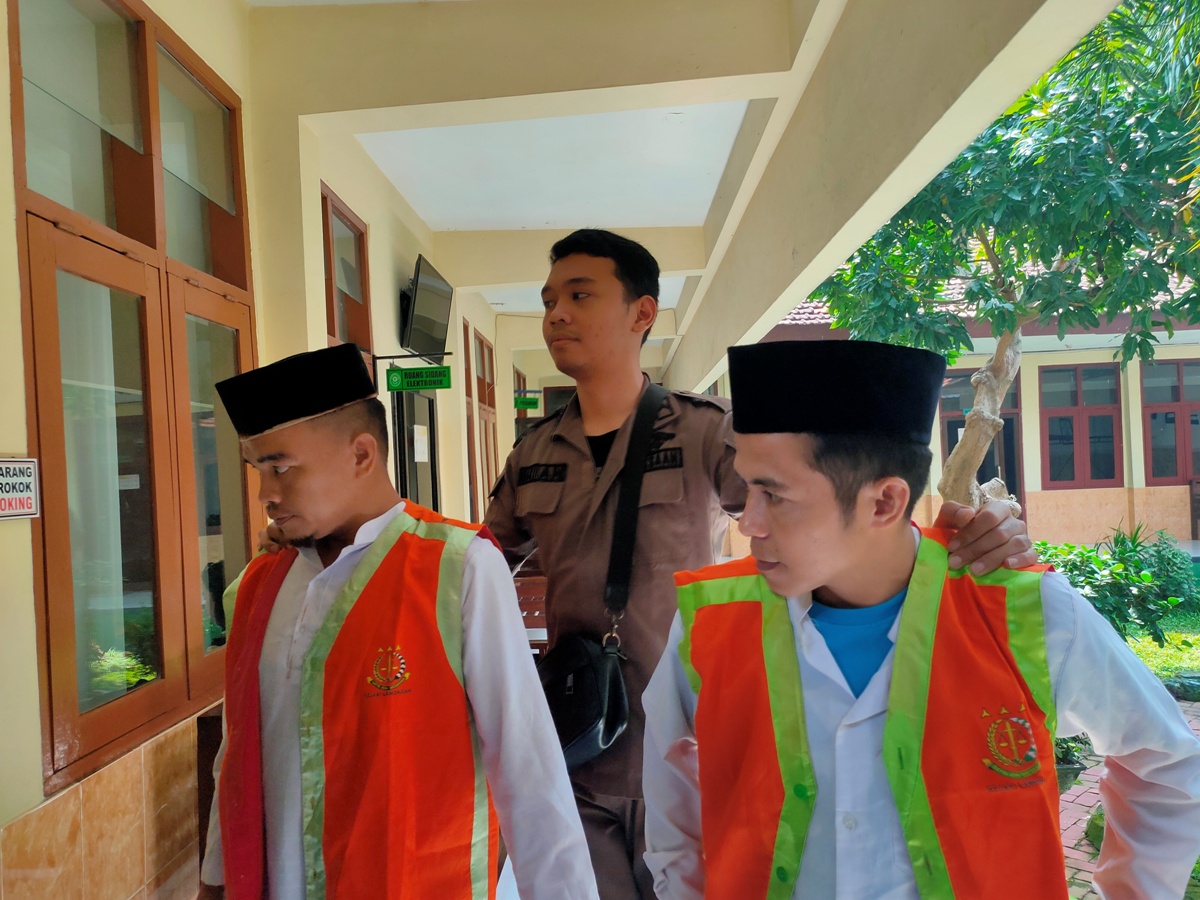 DITUNTUT TIGA TAHUN: Dua terdakwa kasus penipuan Rp 500 juta menjalani sidang tuntutan. (IST/RDR.LMG)