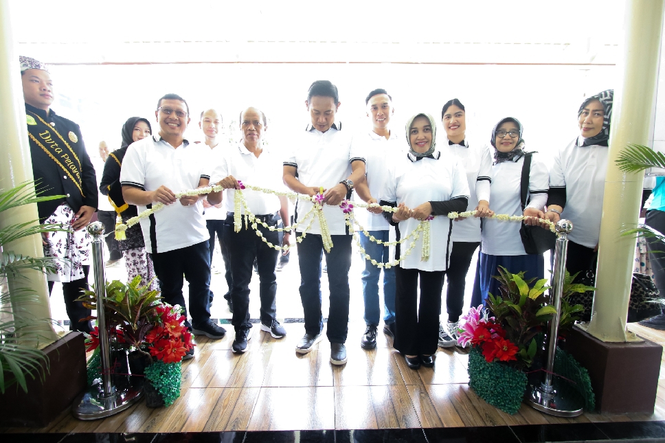 Buti Lamongan  Dr. Yuhronur Efendi, MBA, M.EK  bersama istri Anis Kartikawati  Yuhronur Efendi memotong pita  sebagai tanda telah diresmikannya  gedung instalasi farmasi RSUD  dr Soegiri Lamongan