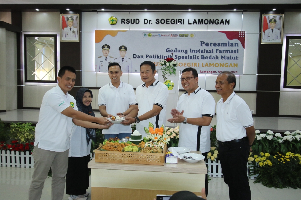 Dokter sepesialis bedah  mulut drg Saifullah Amri, SpBM, M.Ked.,Klin  menerima potongan tumpeng dari&nbsp; Bupati  Lamongan Dr. Yuhronur Efendi, MBA, M.EK .