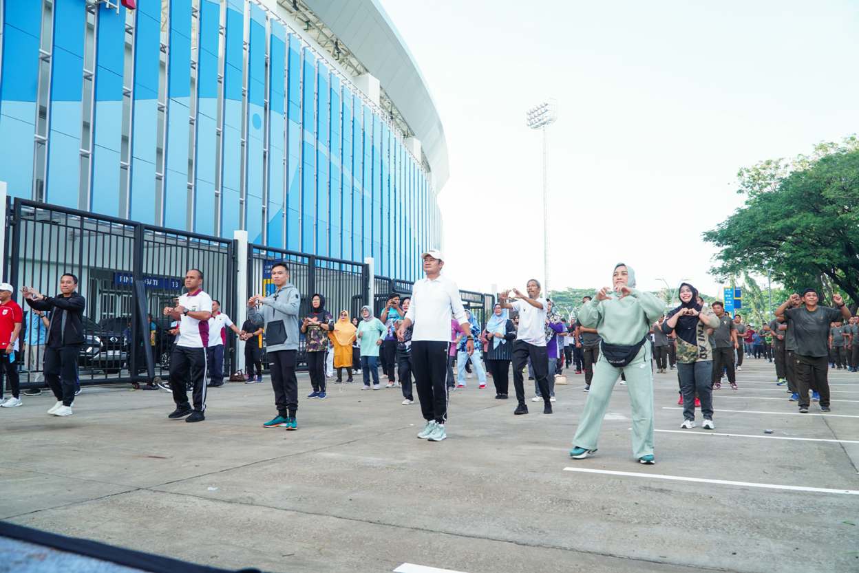 SOFT LAUNCHING: Senam bersama di halaman Stadion Surajaya Lamongan. (HUMAS KOMINFO PEMKAB LMG/RDR.LMG)