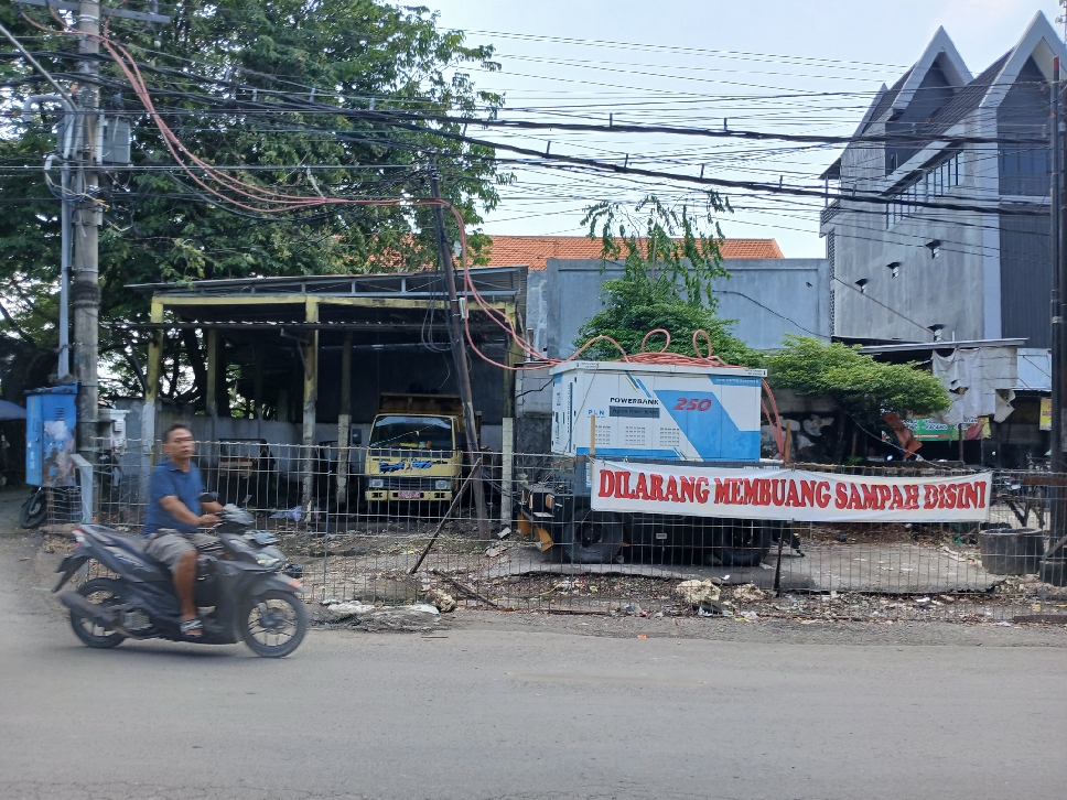 DIBATASI: TPS di Pasar Sidoharjo terdapat tulisan larangan membuang sampah di sana.