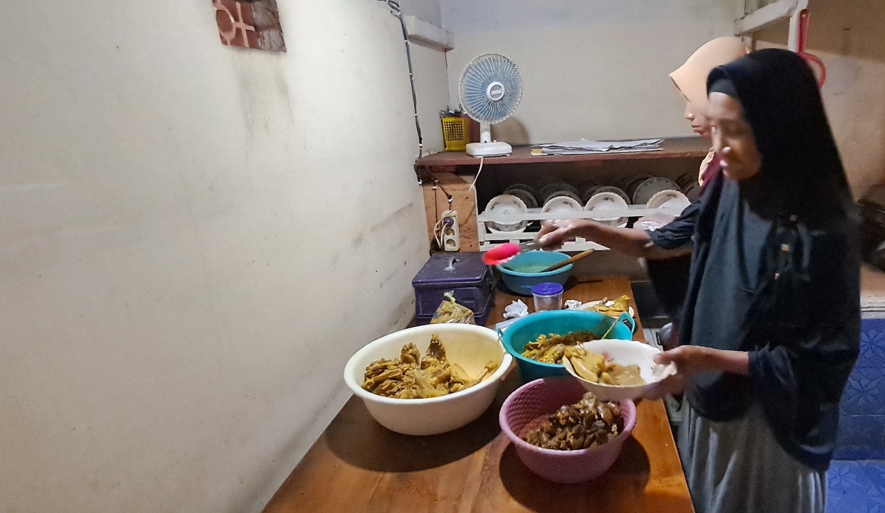 MASIH BERTAHAN: Kare ayam kampung H Kayun yang tetap bertahan sejak 1985. (GAMAL A/RDR.LMG)