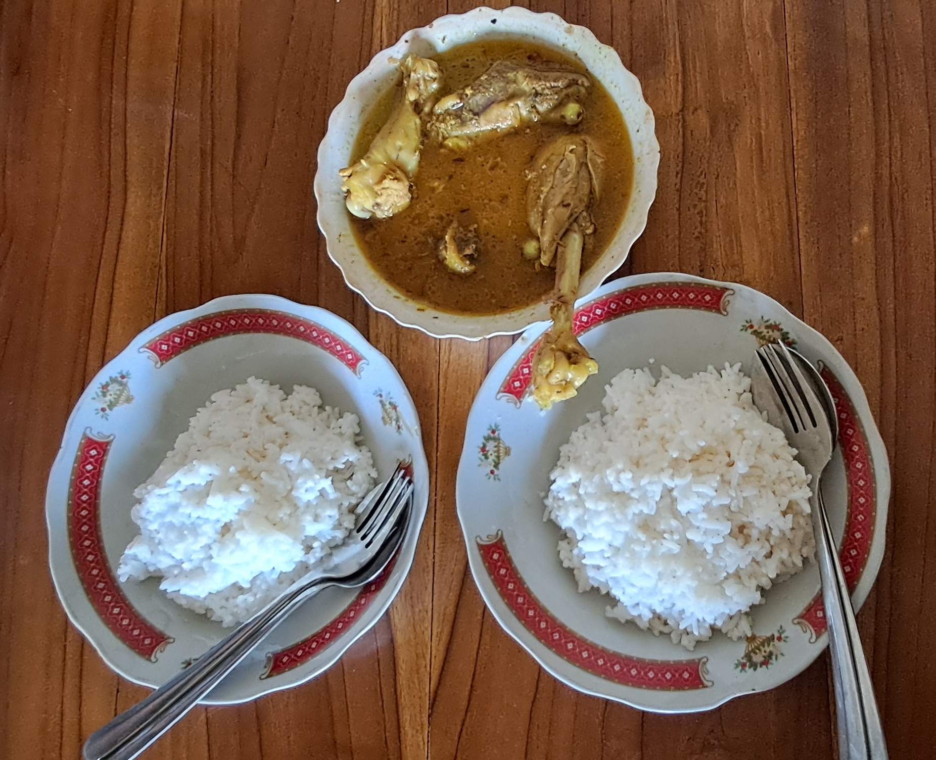 MASIH BERTAHAN: Kare ayam kampung H Kayun yang tetap bertahan sejak 1985. (GAMAL A/RDR.LMG)