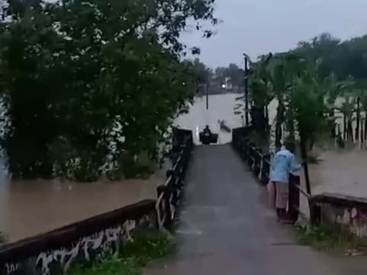 RENDAM LAHAN PERTANIAN: Luapan air di wilayah Kecamatan Modo akibat luberan dari sejumlah waduk.  (IST/RDR.LMG)