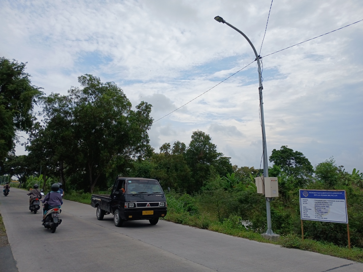 TARGET 104 TITIK: Pemasangan PJU menyisakan 64 titik untuk tahap awal. Targetnya akhir bulan ini rampung. (ANJAR DWI PRADIPTA/RDR.LMG)
