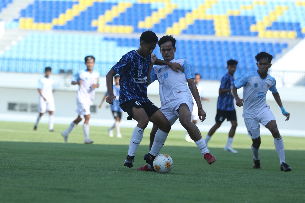 MINGGU BERANGKAT KE TUBAN: Pemain Lamongan saat beruji coba di Stadion Surajaya Lamongan. (ANJAR DWI PRADIPTA/RDR.LMG)