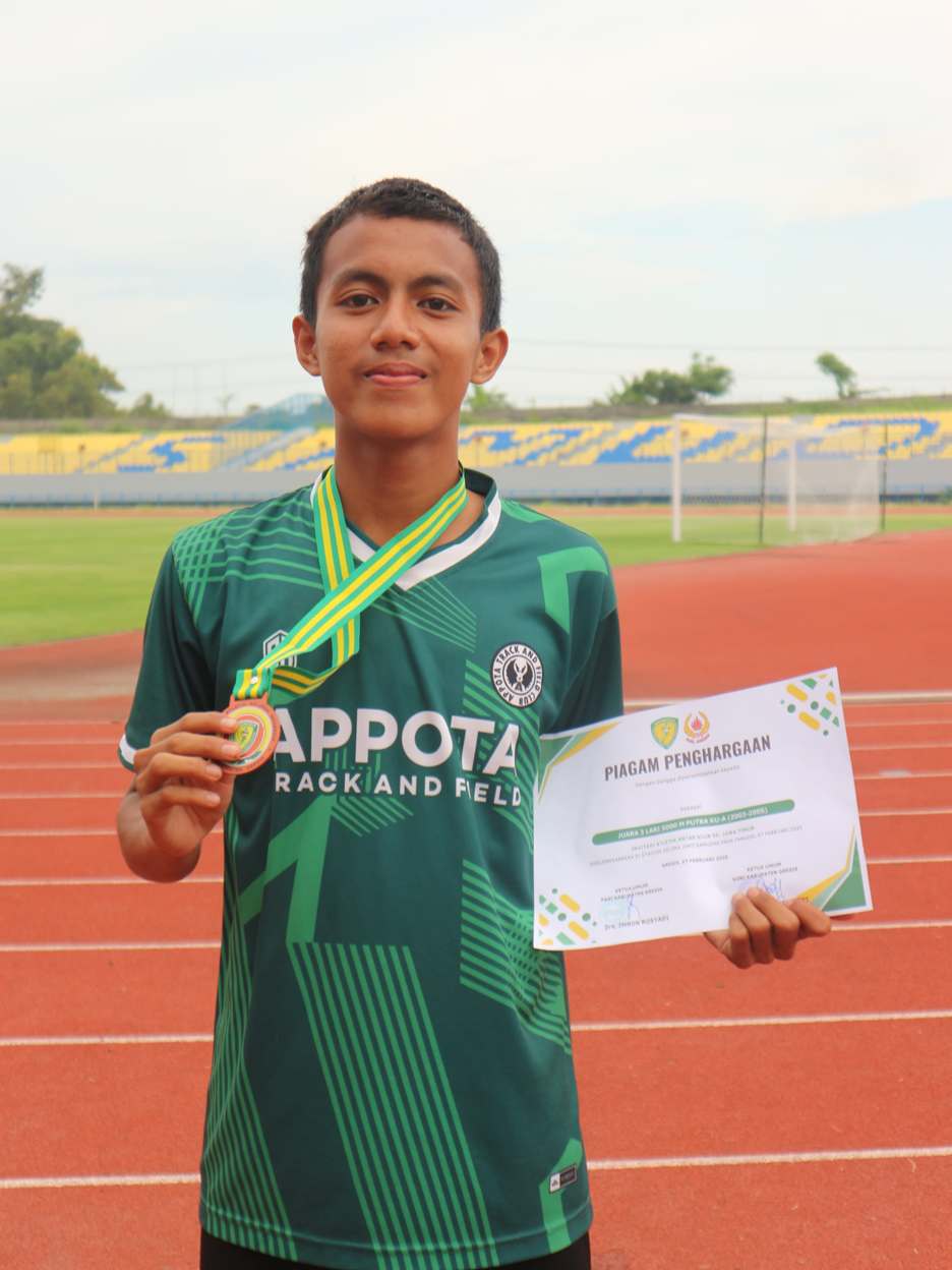 ATLET POTENSIAL: Maisy Maulana Wardana menunjukkan penghargaan yang diraihnya. (IST/RDR.LMG)