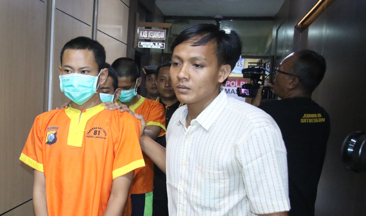 UNGKAP KASUS: Tersangka kasus penganiayaan yang dirilis Polres Lamongan kemarin. Polres menetapkan empat orang sebagai buron. (ANJAR DWI PRADIPTA/RDR.LMG)