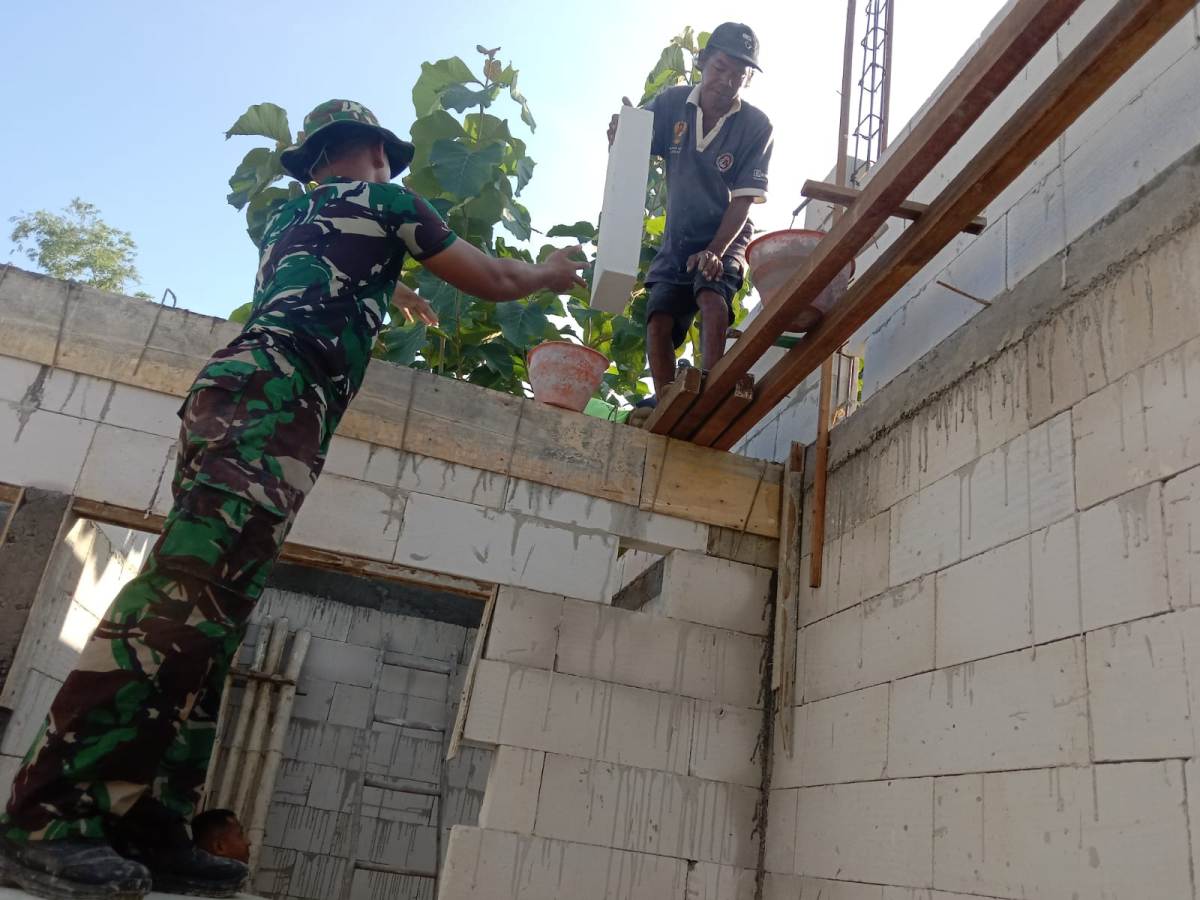 BERGOTONG ROYONG: Personel TNI dan warga memasang bata di program perbaikan rumah tidak layak huni. (IST/RDR.LMG)