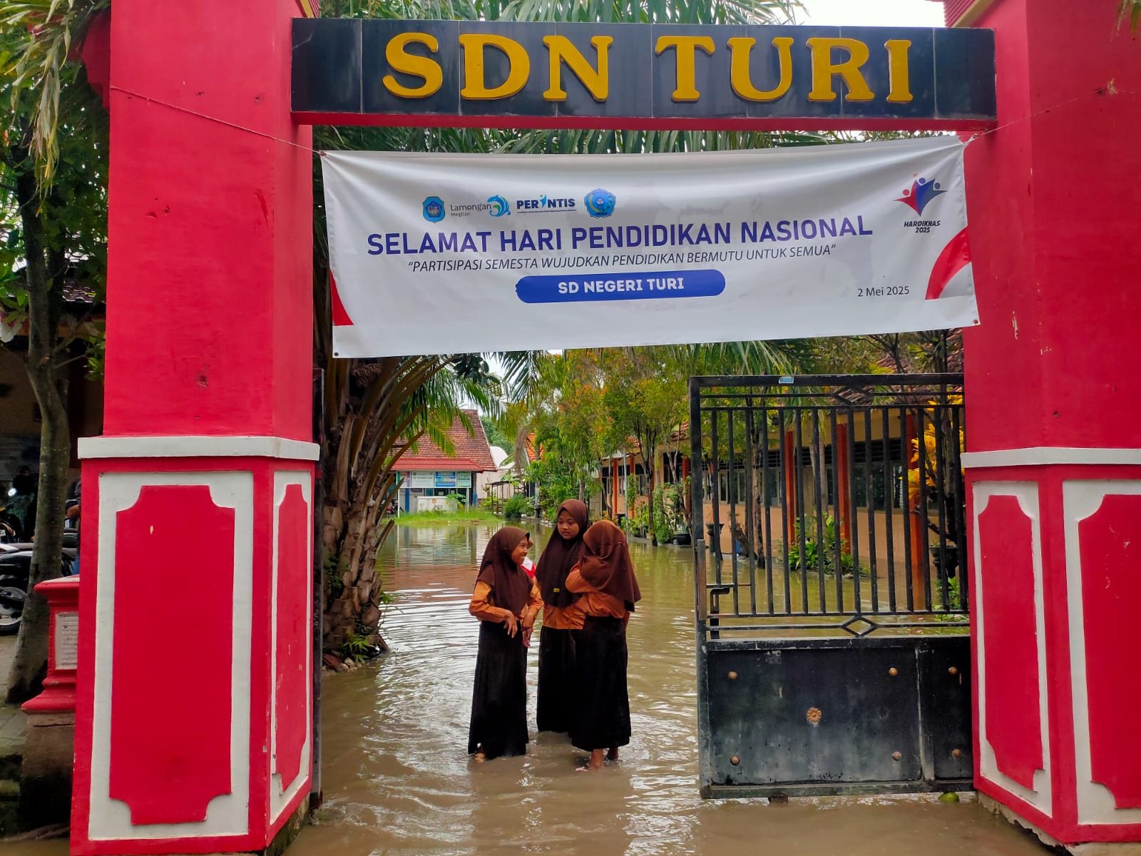 GANGGU KBM: Pihak sekolah terpaksa memulangkan siswa saat jam istirahat karena banjir.&nbsp;