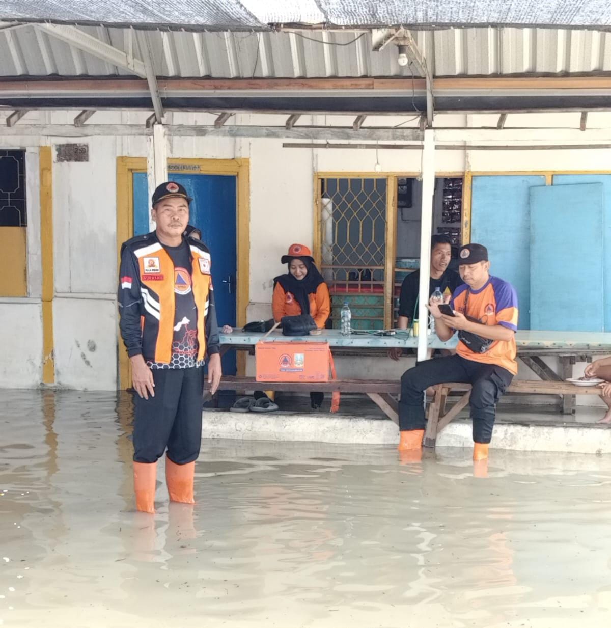 Petugas BPBD Lamongan bersiaga di titik banjir di Kelurahan Banaran, Kecamatan Babat.&nbsp;