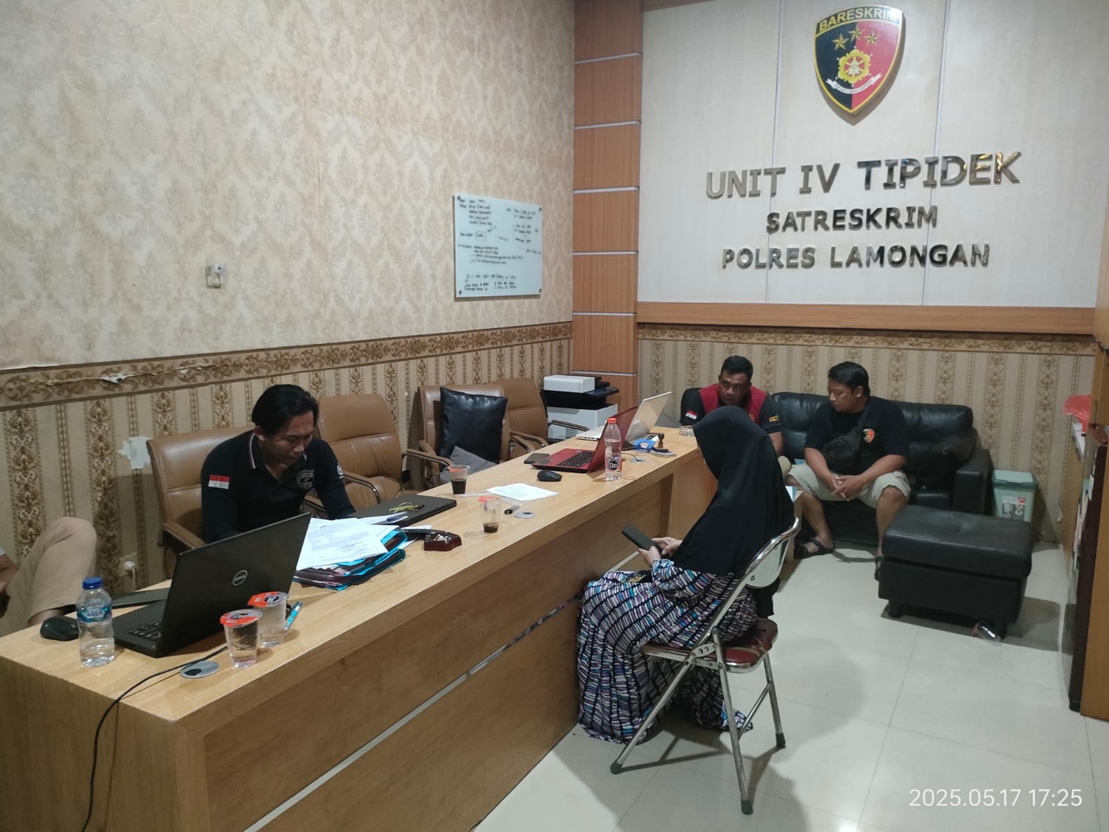 Petugas kepolisian memeriksa Evie Carolina setelah terbukti mencuri dan menggadaikan emas milik temannya.