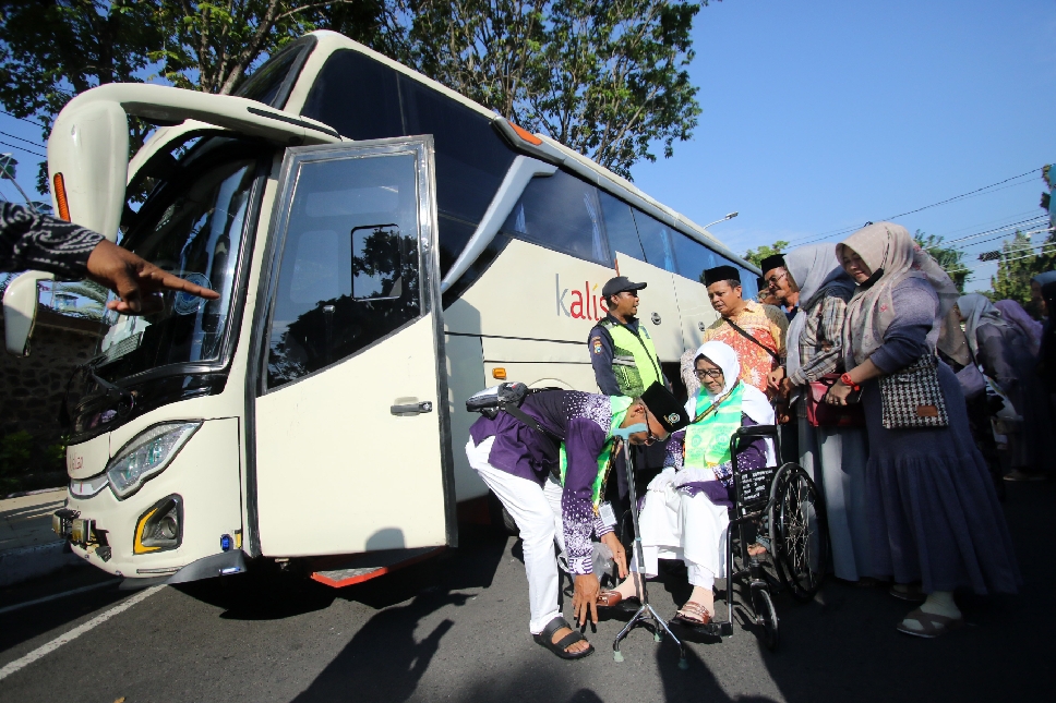 CJH lansia mengenakan kursi roda ikut berangkat dalam rombongan kloter 59 hingga kloter 63.