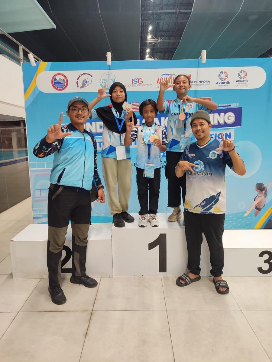 DAPAT MEDALI: Atlet Pengkab Akuatik Lamongan di 2nd Pari Sakti Diving International Competition 2025. (IST/RDR.LMG)