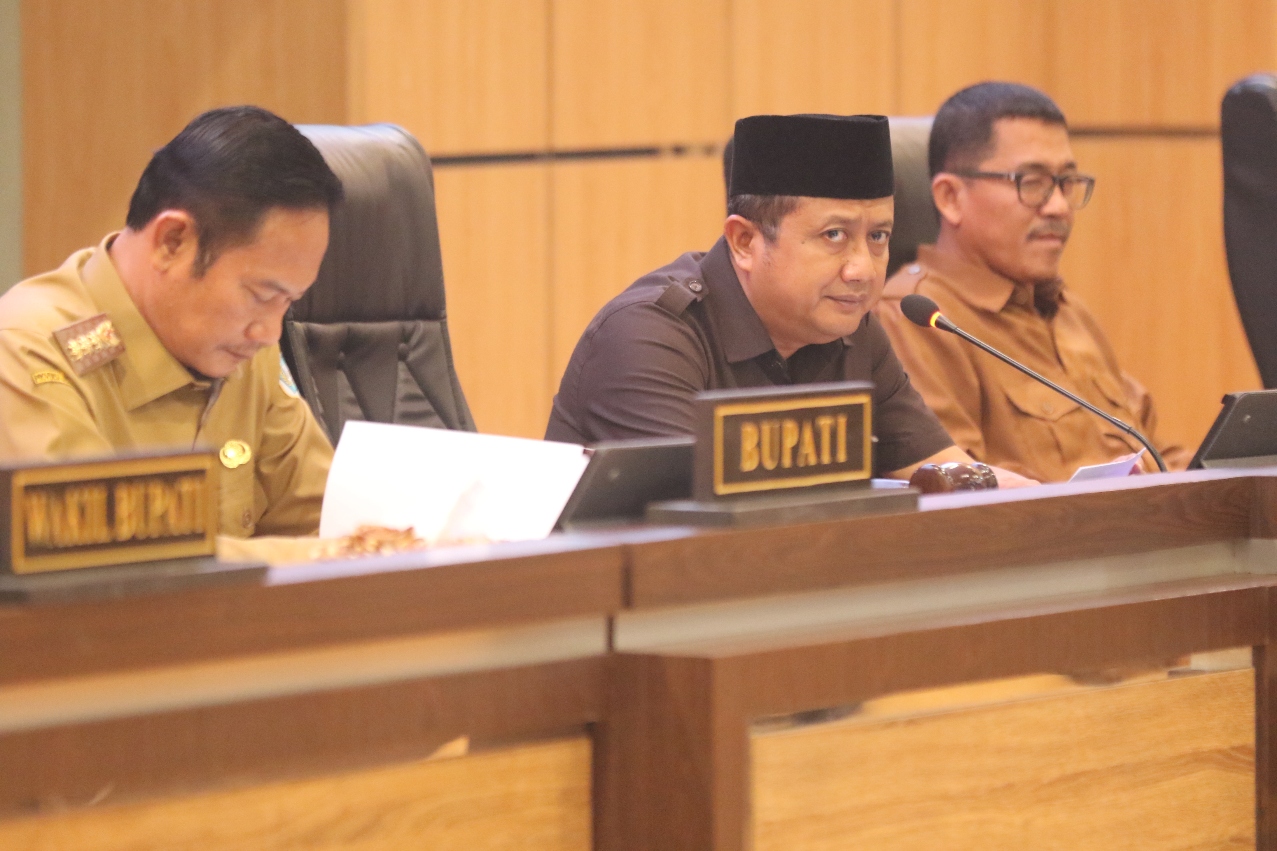 SATU BARIS: Bupati Lamongan Yuhronur Efendi dan Ketua DPRD Lamongan Freddy Wahyudi. (ANJAR DWI P/RDR.LMG)