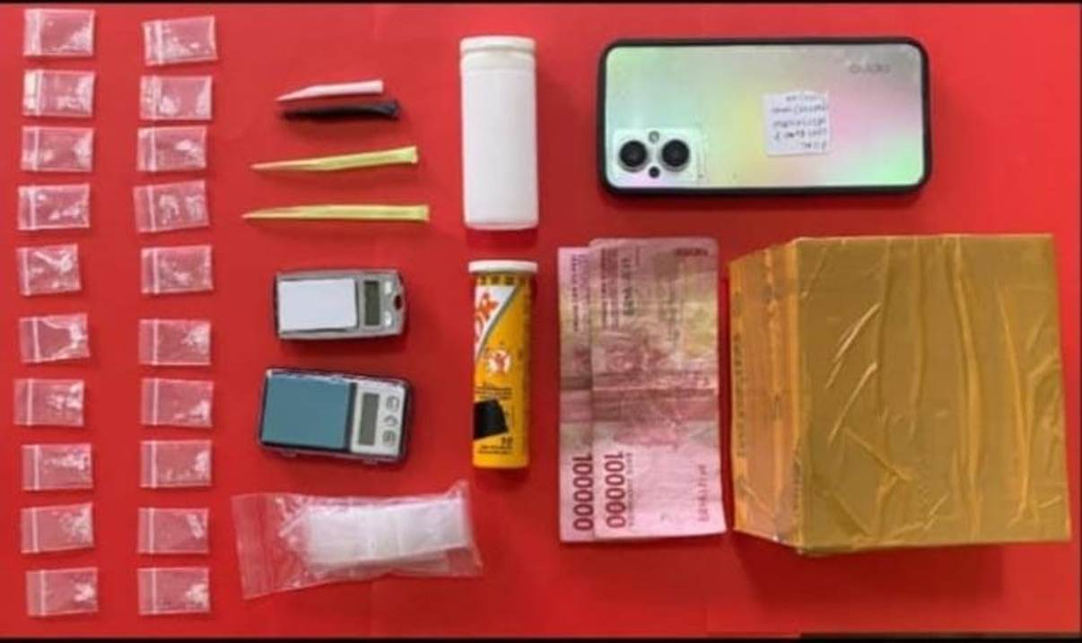 BARANG BUKTI: Sabu, ponsel, dan uang yang diamankan anggota  Satreskoba Polres Lamongan. (IST/RDR.LMG)