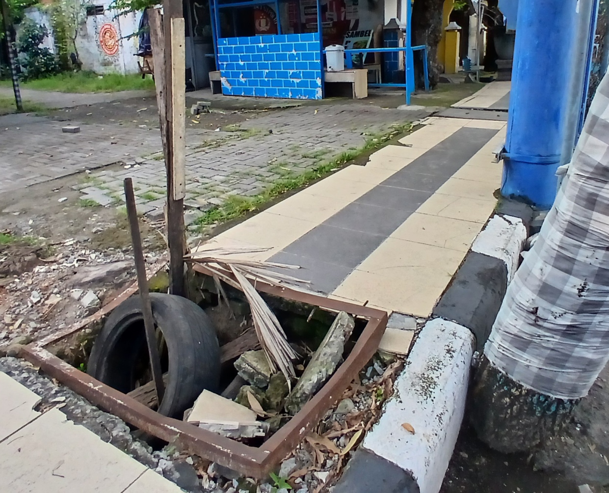 RUSAK: Salah satu trotoar yang berlubang. (ANJAR DWI PRADIPTA/RDR.LMG)