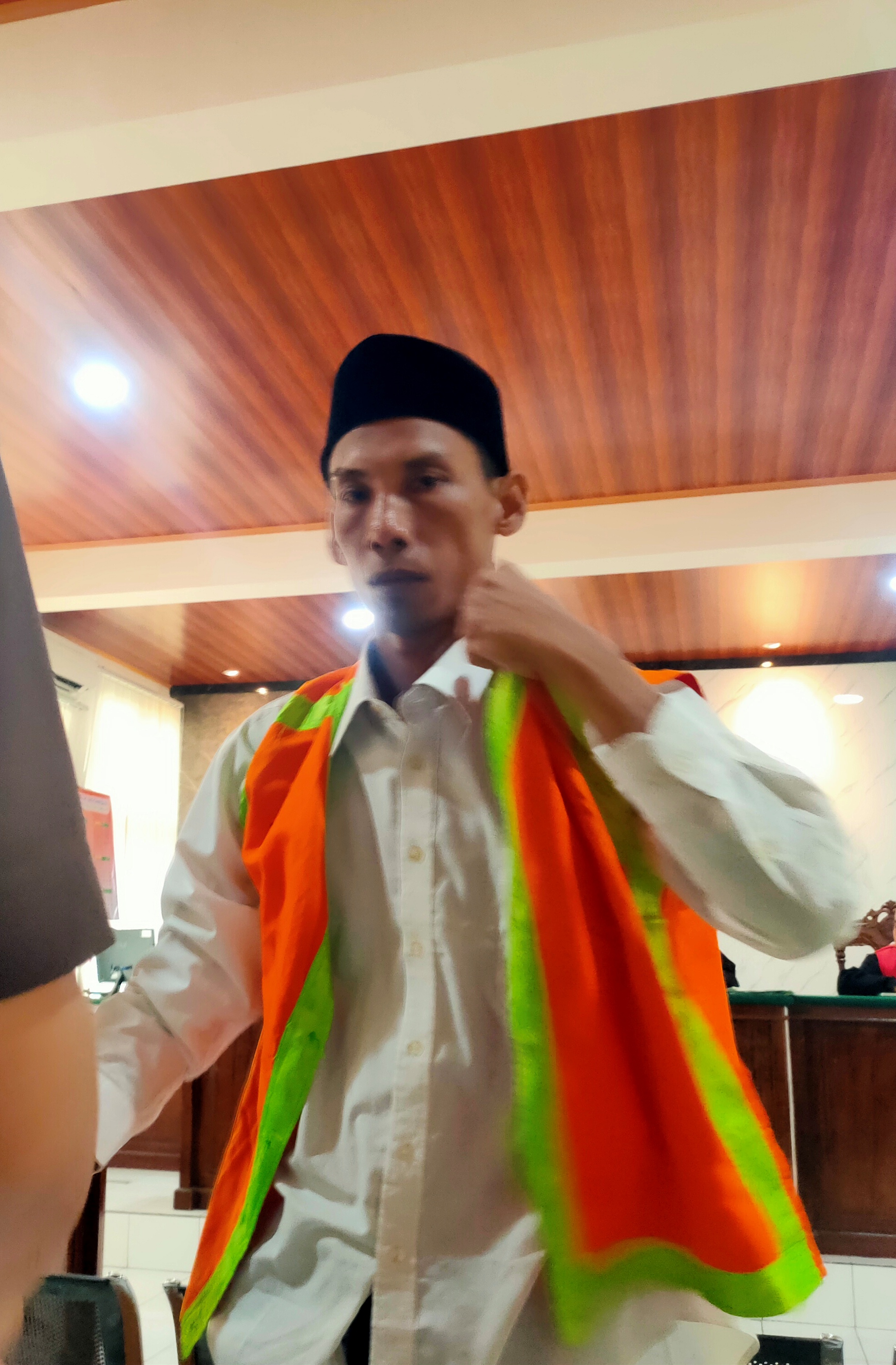 DIVONIS SEMBILAN BULAN: Moh Khoirul Anwar di Pengadilan Negeri Lamongan karena terseret kasus judi online. (IST/RDR.LMG)