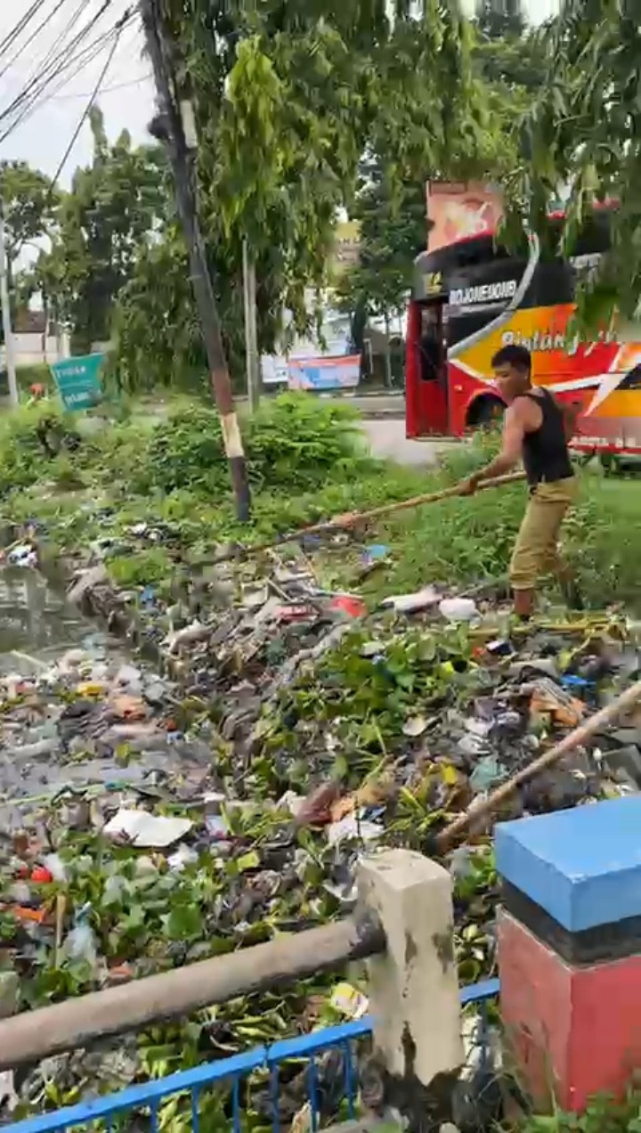 BERSIH - BERSIH: Pembersihan Kali Konang di Kelurahan Banaran. (IST/RDR.LMG)