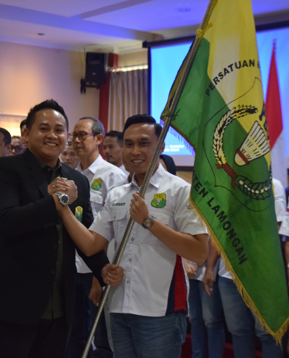 DILANTIK: Dirham Akbar Aksara resmi menjadi ketua Pengurus PBSI Lamongan. (PROKOPIM LAMONGAN/RDR.LMG)