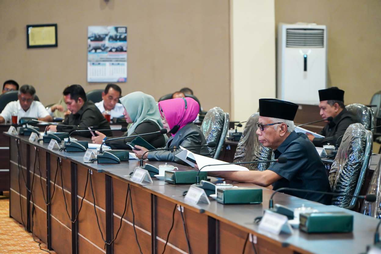 RAPAT PARIPURNA: Anggota DPRD Lamongan mengikuti rapat paripurna. (ASIF ALAFI/RDR.LMG)