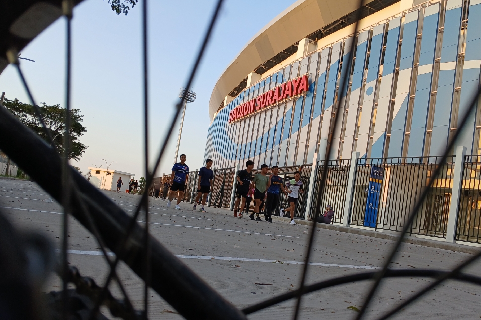 Masyarakat memanfaatkan halaman luar Stadion Surajaya untuk joging.