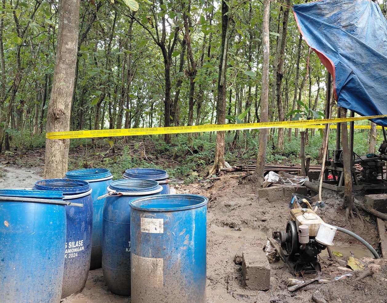 DIBERI POLICE LINE: Lokasi pengeboran sumur di Desa/Kecamatan Ngimbang yang mengeluarkan bau gas. (IST/RDR.LMG)