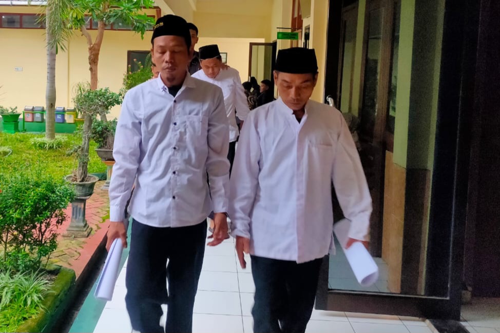 Terdakwa curanmor saat menuju ruang sidang PN Lamongan.