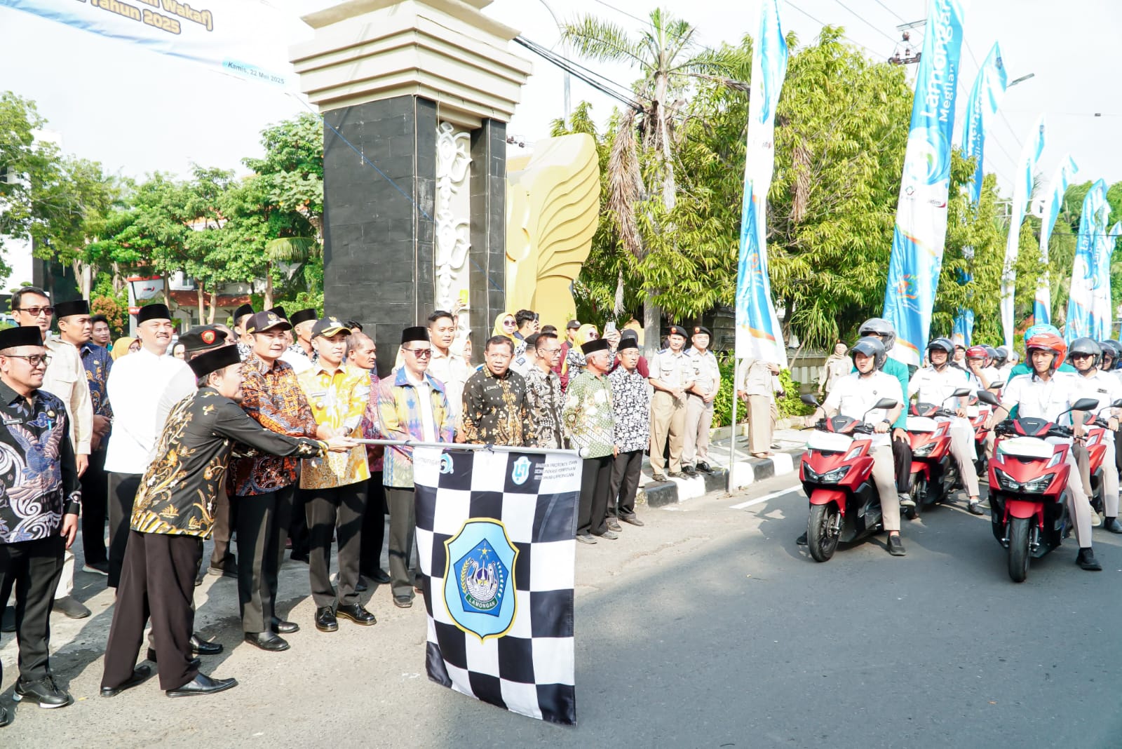 Bupati Yes didampingi Wakil Bupati Mas Dirham, Kepala Kantor Pertanahan Lamongan Nursuliantoro, dan Kepala Kemenag Lamongan H. M. Muhlisin Mufa memberangkatkan Laskar Gema Tawaf.