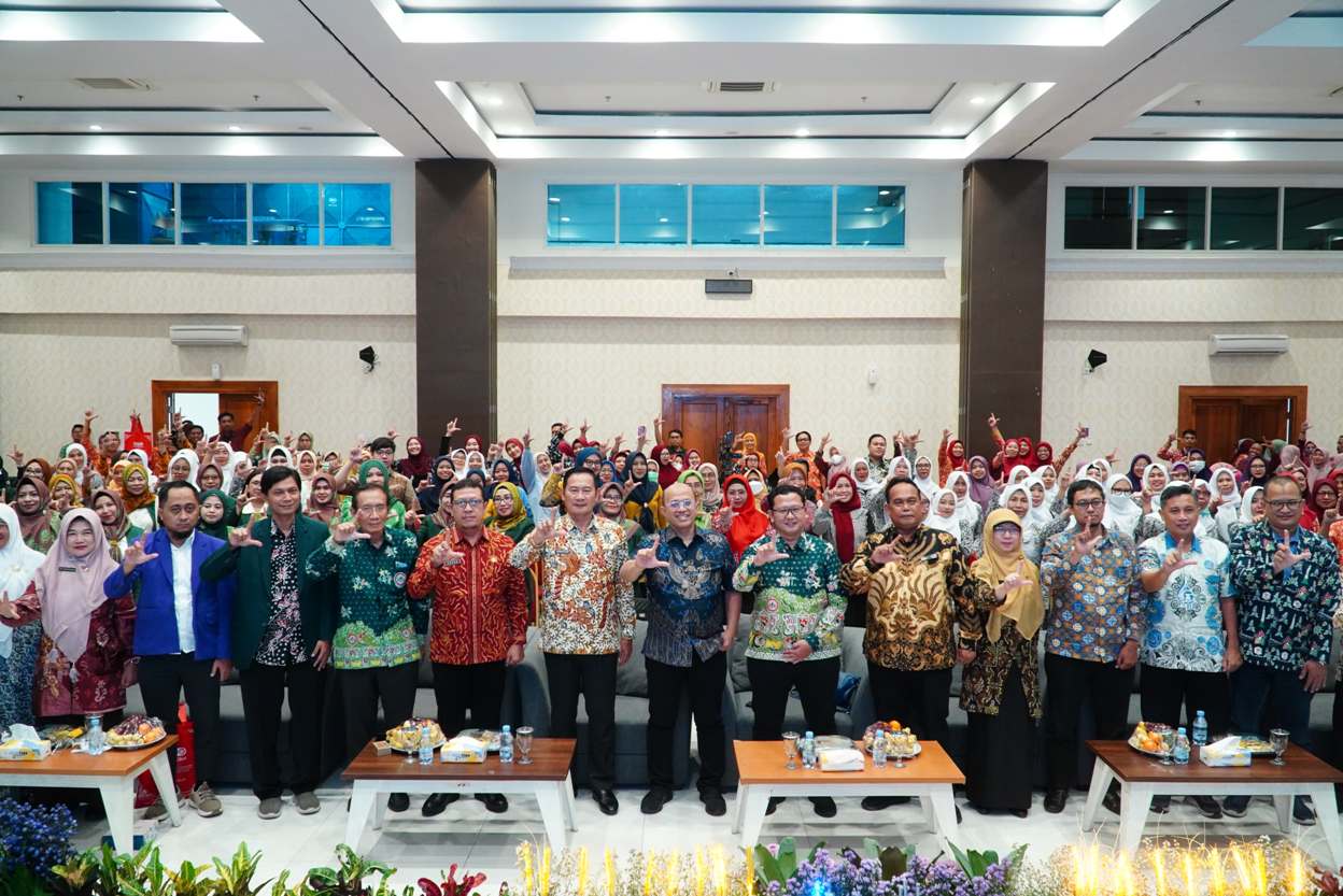 SINERGI: Bupati Yes mengajak kolaborasi insan kesehatan untuk meningkatkan derajat kesehatan di Lamongan. (HUMAS KOMINFO/RDR.LMG)
