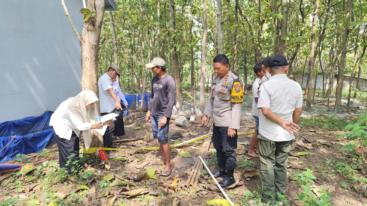 AMBIL SAMPEL: Tim dari Pemkab Lamongan didampingi polisi mengambil cairan yang keluar dari sumur bor di Desa/Kecamatan Ngimbang. (IST/RDR.LMG)