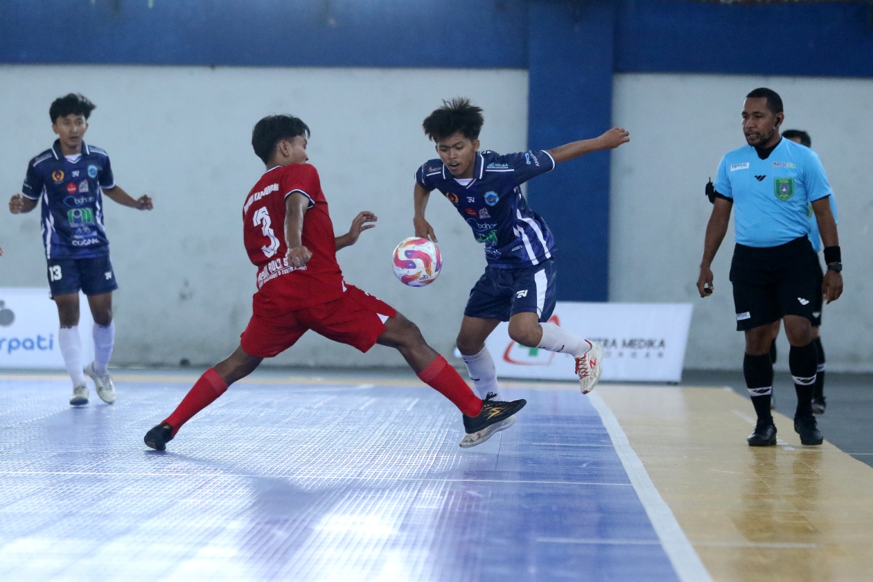 LOLOS KE PORPROV: Tim futsal Lamongan saat bertanding di praporprov. (ANJAR DWI PRADIPTA/RDR.LMG)