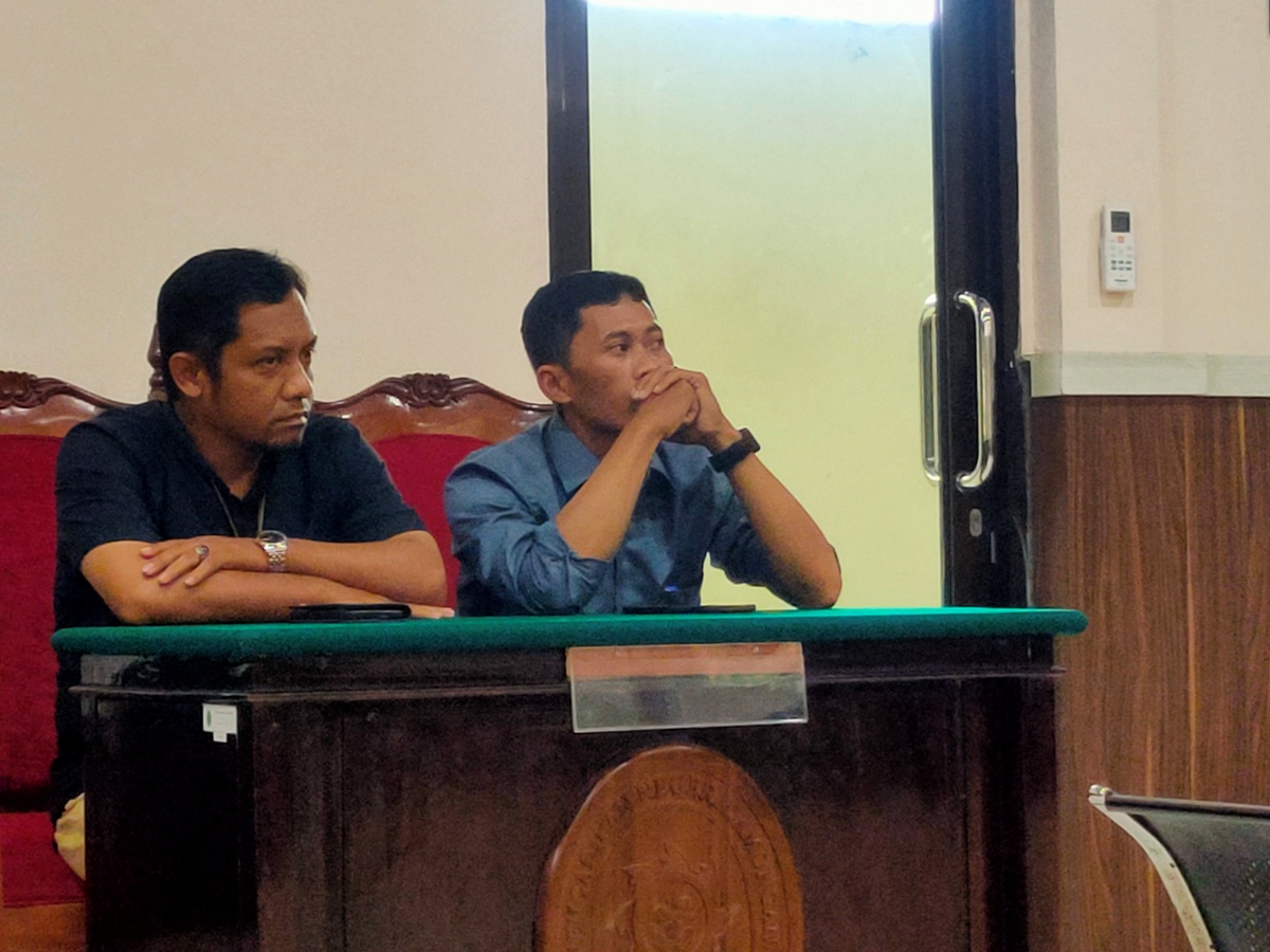 AJUKAN EKSEPSI: Muhammad Ridlwan (kanan) mengajukan nota keberatan terhadap dakwaan JPU kepada kiennya, mantan  Kepala Dinas Peternakan dan Kesehatan Hewan, M Wahyudi. (ASIP ALAFI/RDR.LMG)