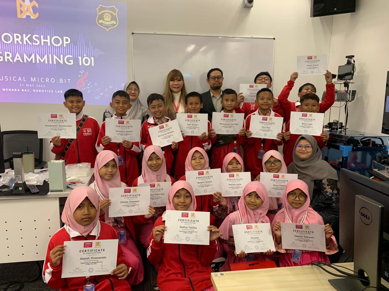 FOTO BERSAMA : Siswa - siswi SD Muhammadiyah Lamongan foto bersama perwakilan dari University Malaysia of Computer Sciences and Engineering (UNIMY). (ISTIMEWA)