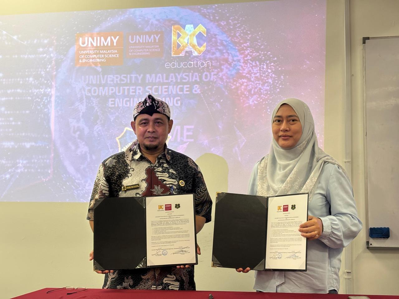 KERJA SAMA : Kepala SD Muhammadiyah Lamongan Anang Dwi Bagus Kridawahana melakukan penandatanganan MoU dengan University Malaysia of Computer Sciences and Engineering (UNIMY). (IST)