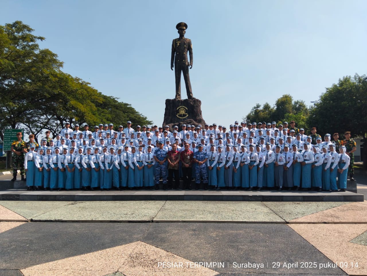 SEMANGAT: Siswa-siswi SMA Negeri 1 Ngimbang mengikuti kegiatan Pesiar Terpimpin di tiga tempat, yakni Akademi Angkatan Laut Surabaya, Sekolah Polisi Negara Polda Jatim Mojokerto, dan Akad